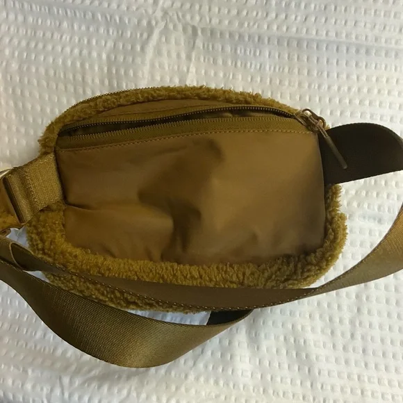 Lululemon Everywhere Belt Bag 
Fleece - Picture 9 of 15